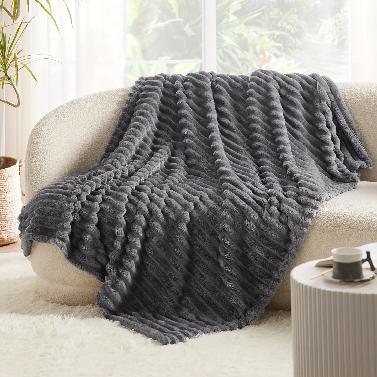 Luxurious ultra-soft blanket, solid color, warm and comfortable. This baby blanket is suitable for sofas, beds, offices and nurseries, and is an ideal gift for all seasons.